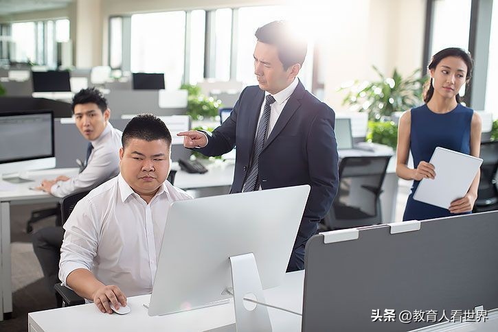 转岗学校办公室主任被欺负,哭诉没地位。校长教了两招解困