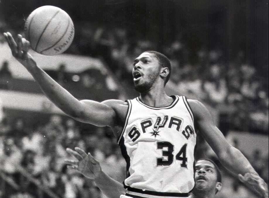 米切尔晃倒马刺10号,米切尔17赛季马刺