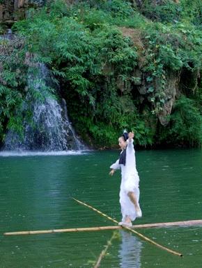 贵州女孩轻功水上漂,贵州女孩练水上漂