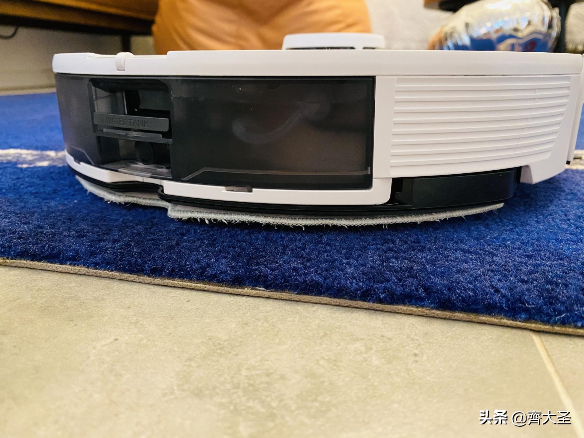 扫地机器人拖地震动和旋转哪种好,机器人旋转拖地和震动拖地