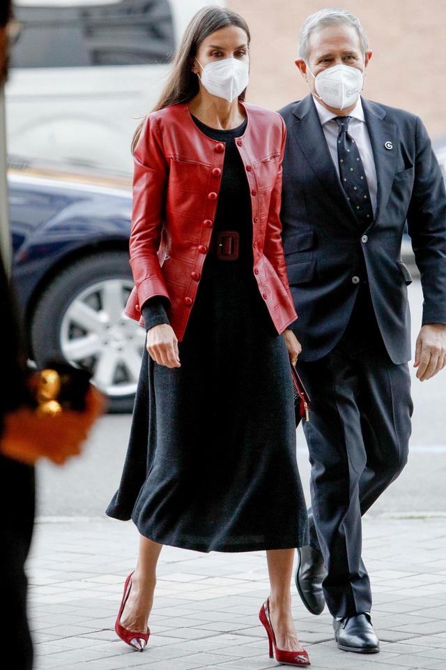 西班牙王后穿什么颜色的衣服好看,西班牙王后穿时尚大衣真拉风