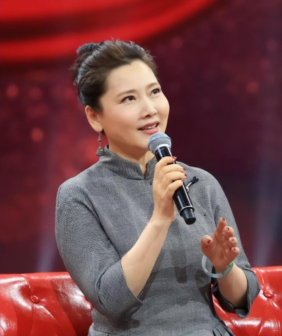 何赛飞与妹妹同台十年演夫妻,何赛飞嫁给老公的原因