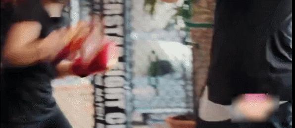 才女伊能静，童年坎坷：被父抛弃、“狗链”栓脖又被逼吃“狗粮”