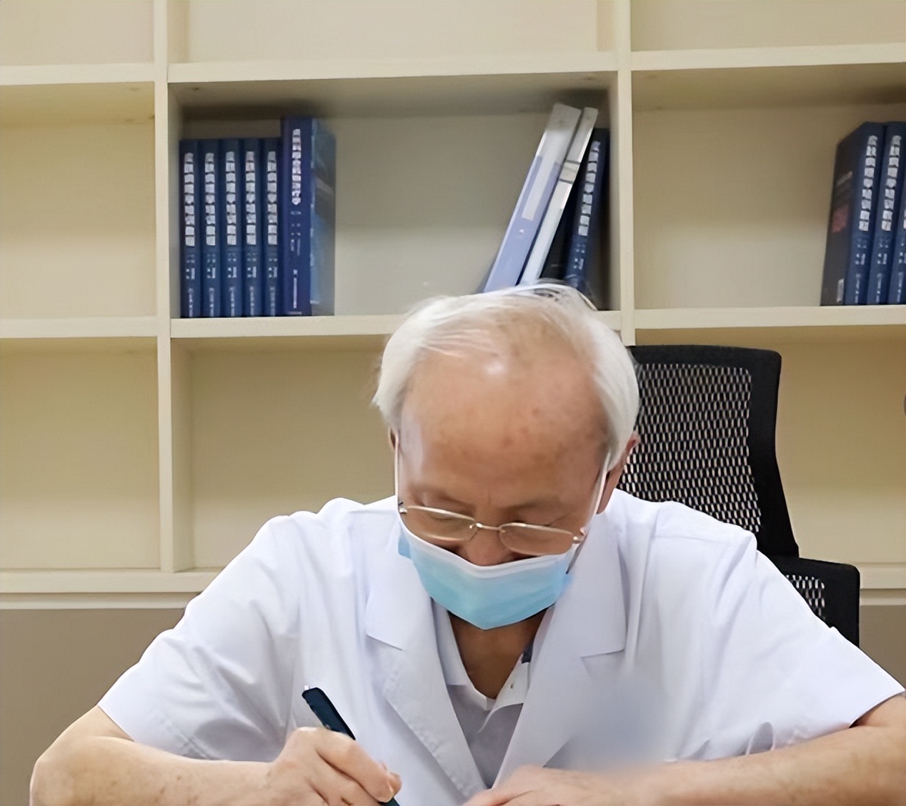 银屑病低龄化家长们知道原因吗,小学生得了牛皮癣自卑