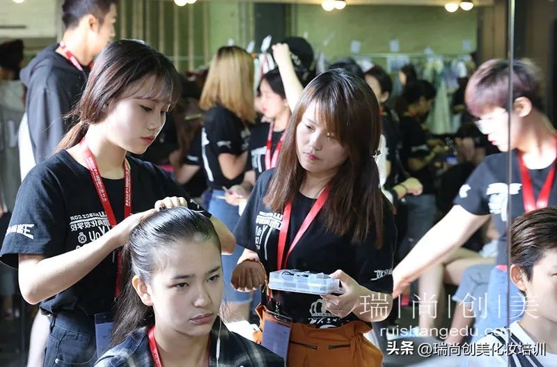 学化妆有前途嘛,学化妆能带来哪些价值