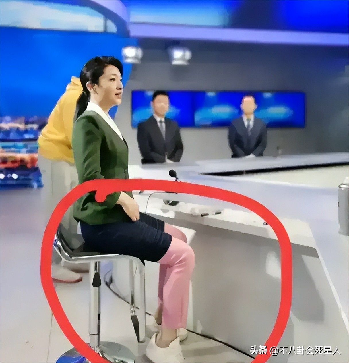 戴假发、穿半截西装、贴胶带瘦脸,原来央视的主持人这么“假”