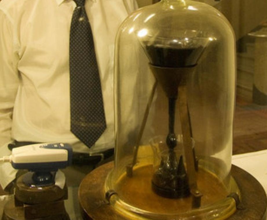 进行了100多年的沥青滴漏实验,沥青滴漏实验滴落瞬间