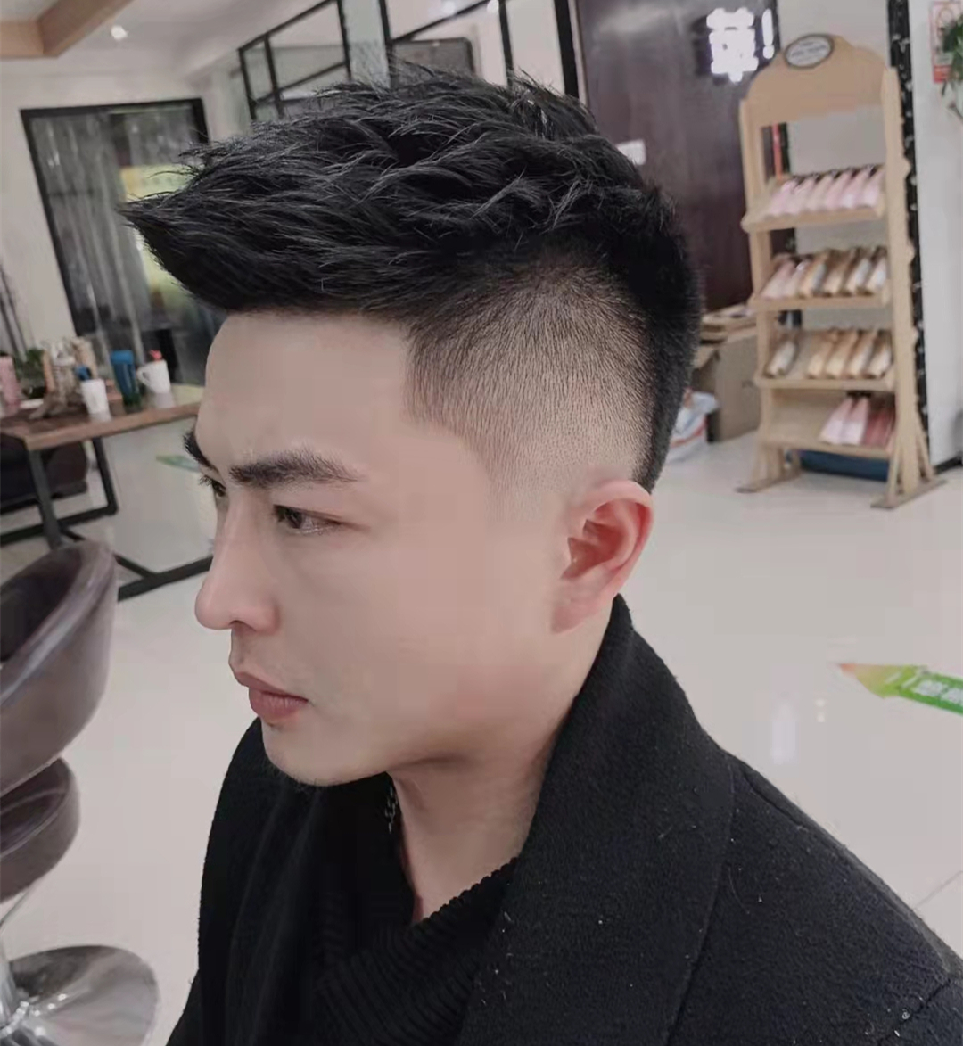 好打理的两边长点的男生短发,简洁明了很立体的男生短发