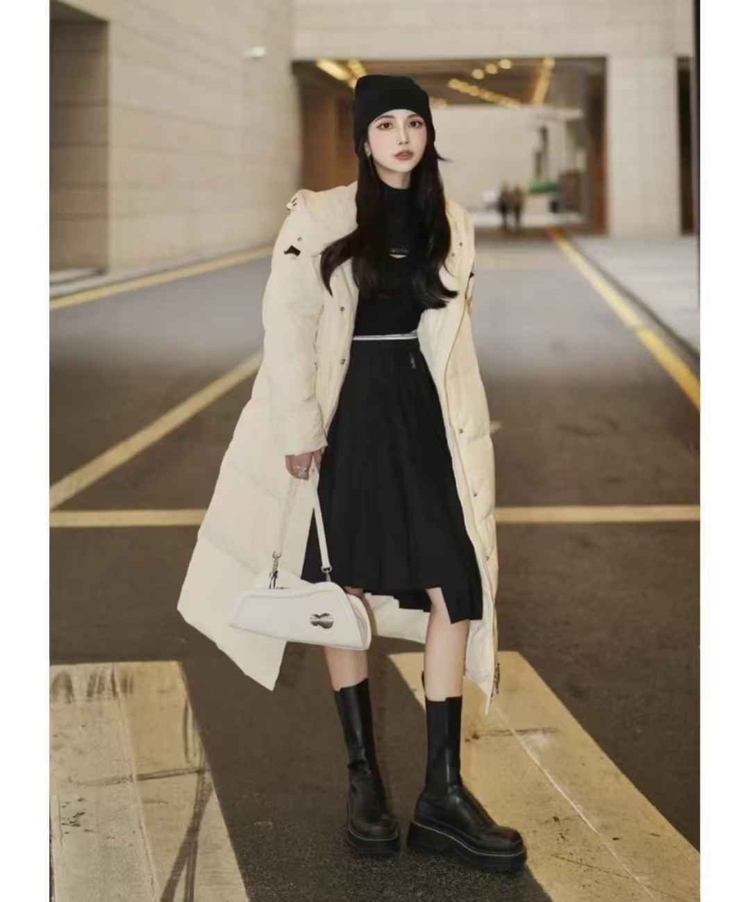 浅蓝色羽绒服怎样搭配黑色半身裙,短款白色羽绒服的最佳搭配半身裙