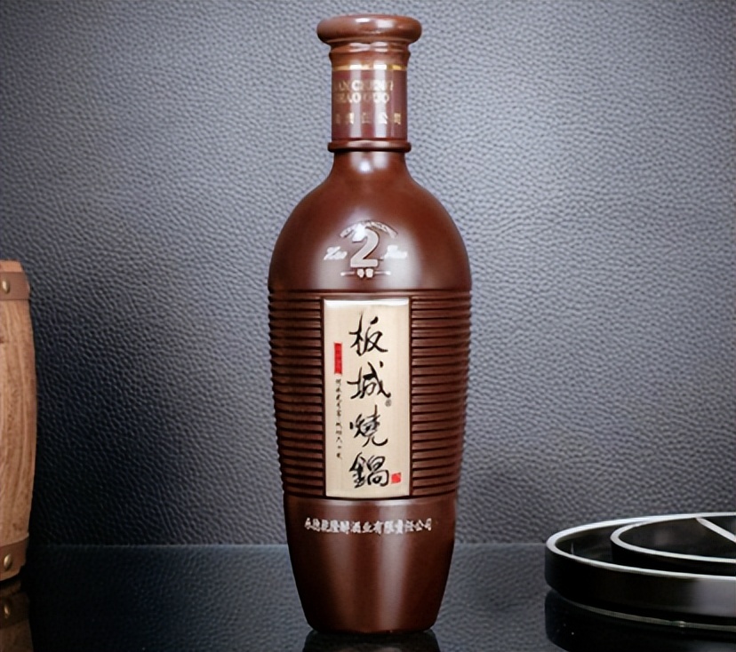 别人给倒酒应该怎样敲桌子,给别人倒酒然后敲桌子是什么意思