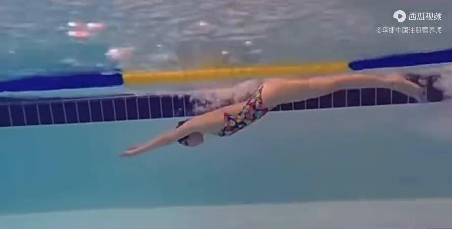 蝶泳腿的正确姿势慢动作,正确的蝶泳打腿方法