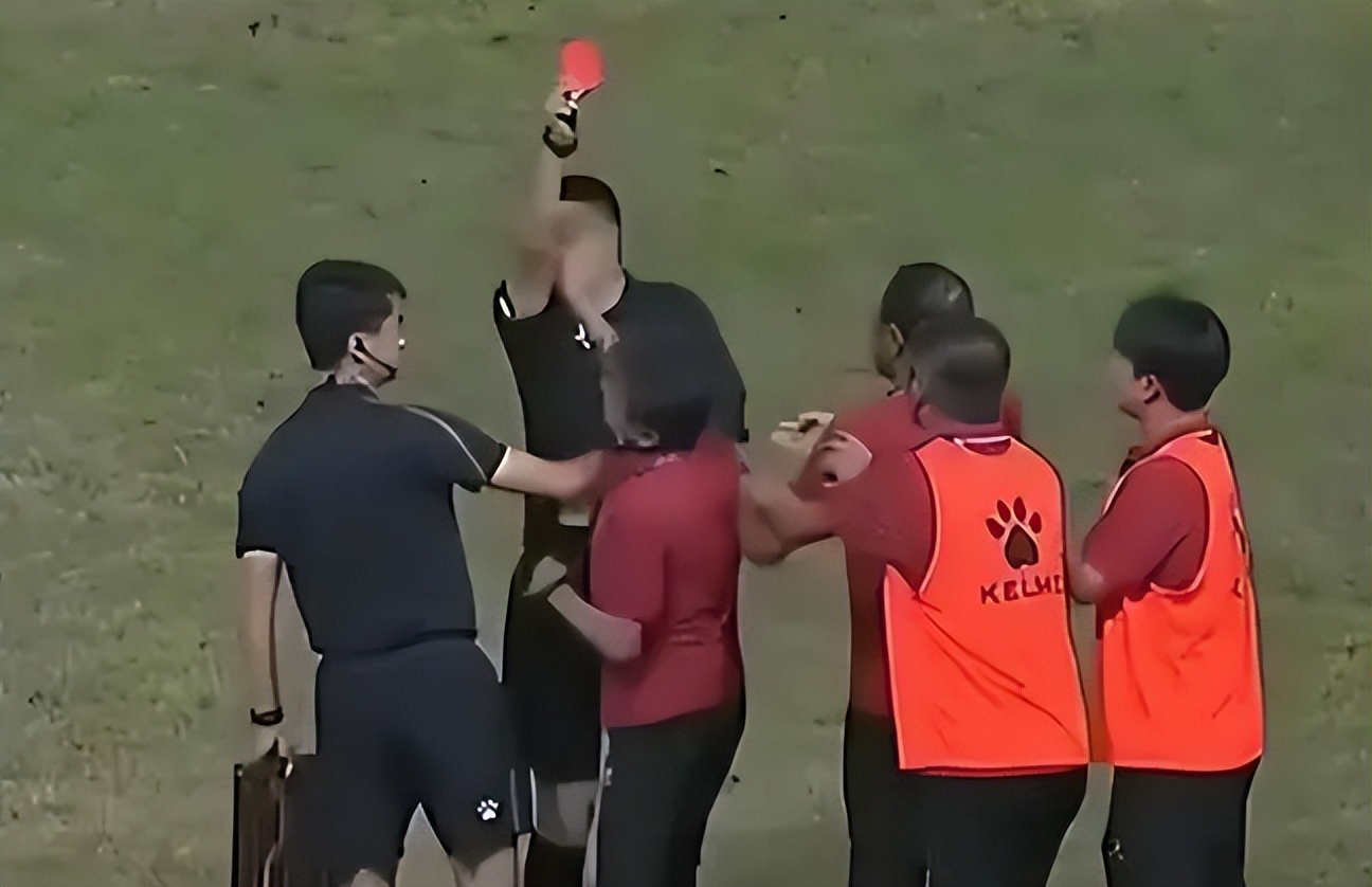 体育相对论︱这一巴掌扇下去伤了谁？不要让“尊重裁判”只停留在赛前宣言里