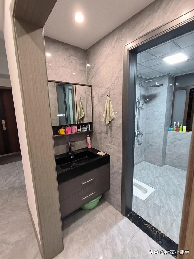 新房极简灰瓷砖搭配案例,深灰色瓷砖上墙轻奢风装修