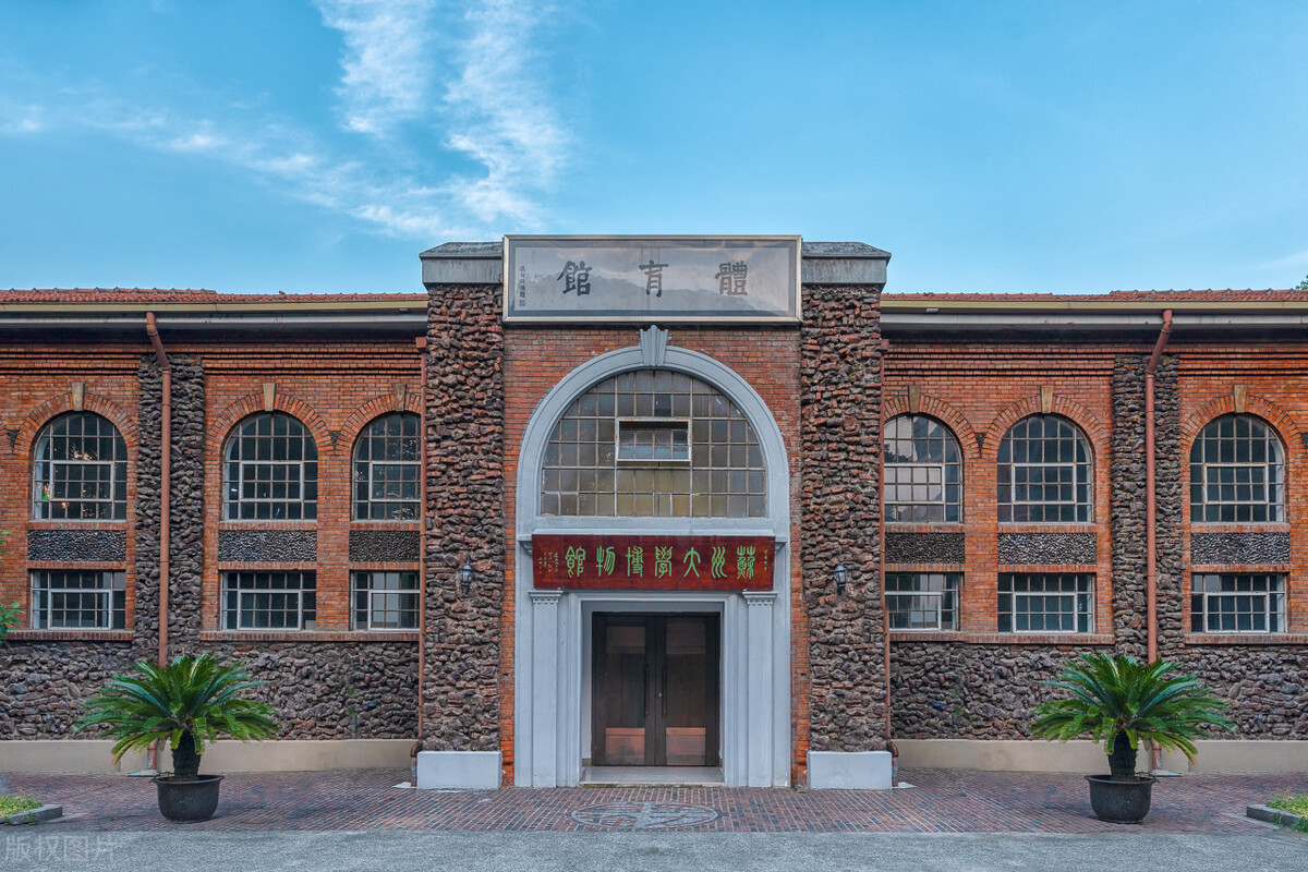 英国爱丁堡留学一年费用,英国2+2留学一年费用