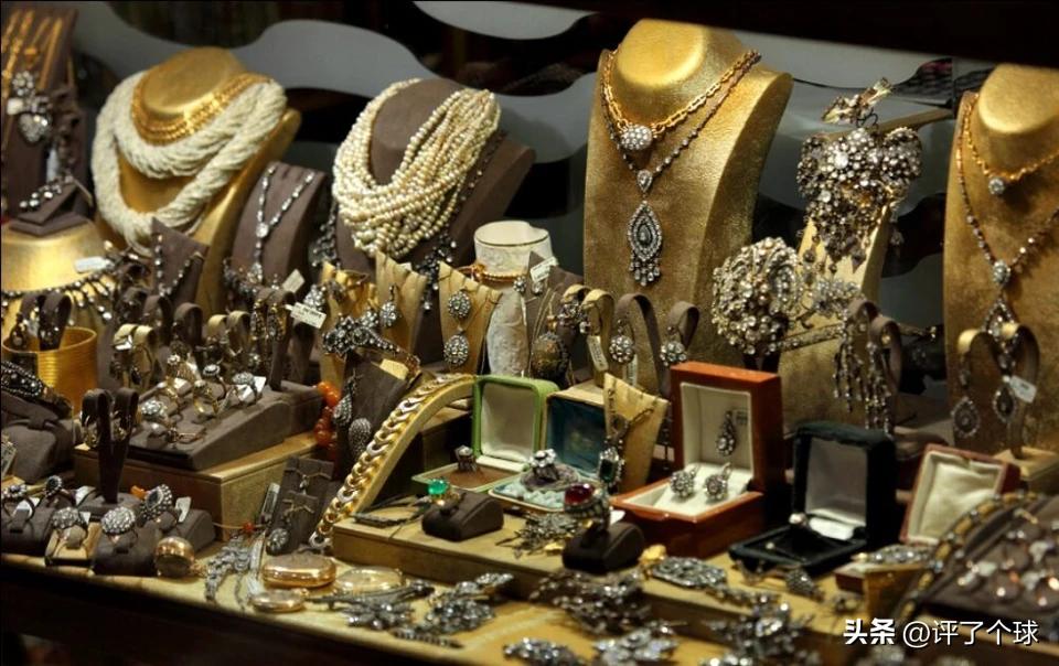 欧盟禁止出口奢侈品到俄罗斯,俄罗斯被制裁后的奢侈品店