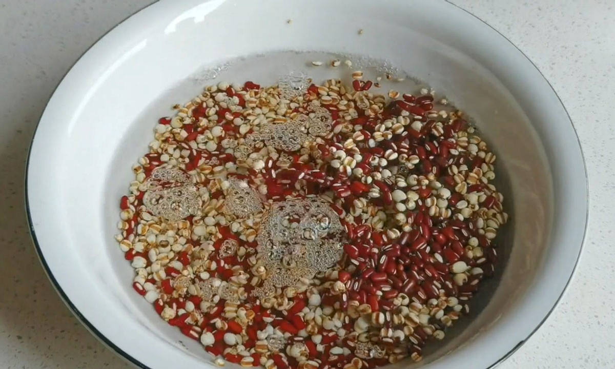 中老年人少吃这3类食物,建议中老年人多吃这6样食物