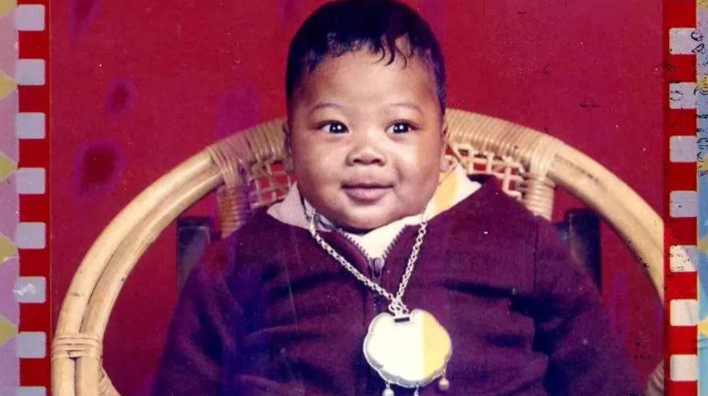 2000年上海阿婆收养黑人弃婴，被子女挥霍250万后，黑人不离不弃