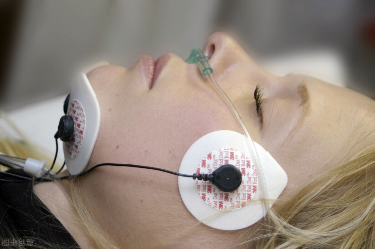 男子一晚上呼吸暂停600次,男子睡觉鼾声如雷1小时断气85次