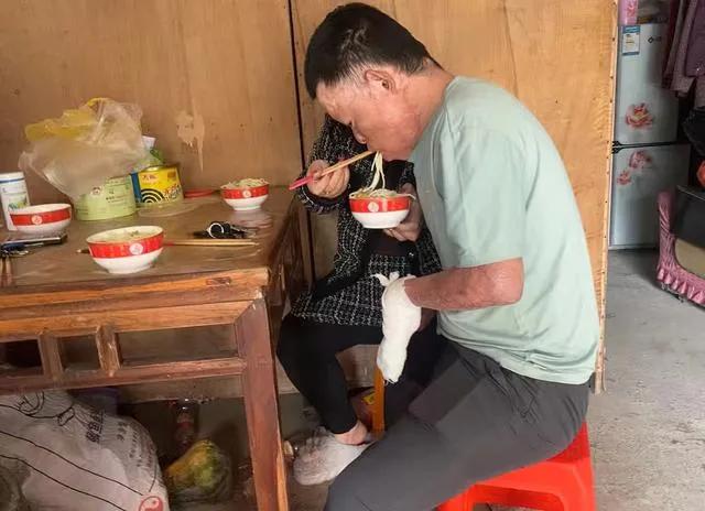 鱼竿到底会不会触碰高压电,鱼竿是绝缘为什么还会触电