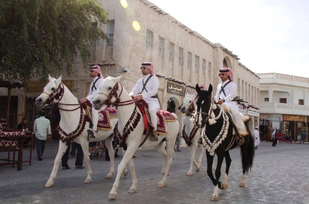 卡塔尔人头顶一个布,卡塔尔头顶一块布谁设计的