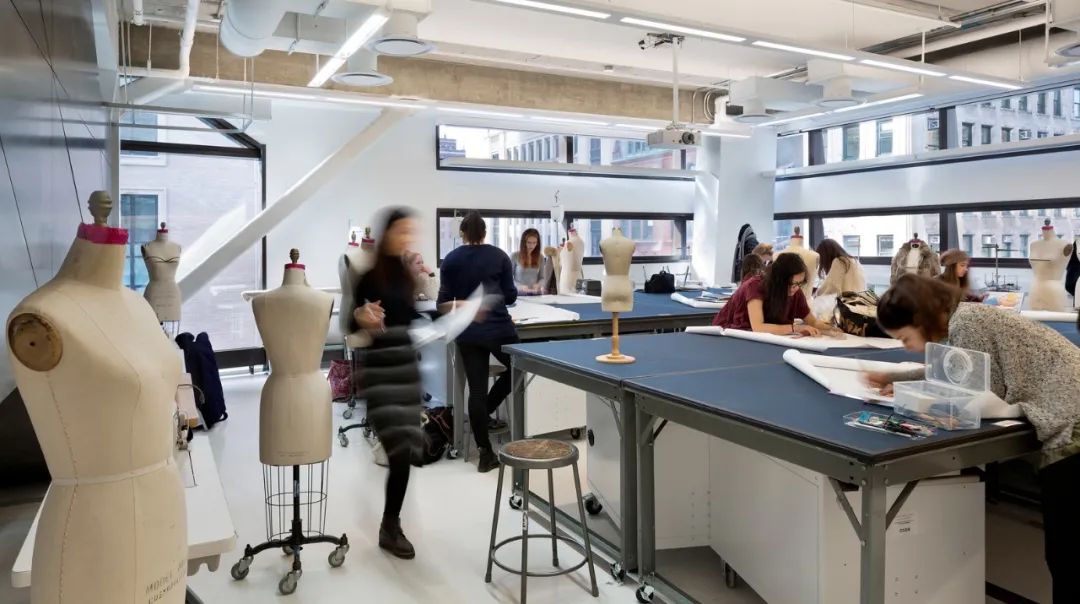 建筑内的校园，新学院大学中心/SOM