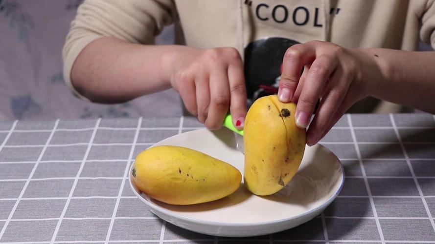 芒果怎样剥皮最方便且不脏手,芒果怎么吃不脏手又好剥皮的方法