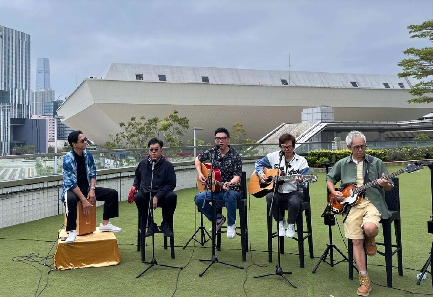 73岁的谭咏麟依然坚持跑步,谭咏麟72岁现场唱歌