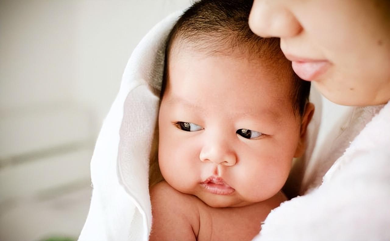 新生儿喂奶粉容易睡着怎么办,新生儿宝宝吃奶时间比较久怎么办