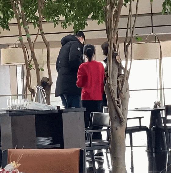 姚明晒一家三口照,姚明携手叶莉罕见现身