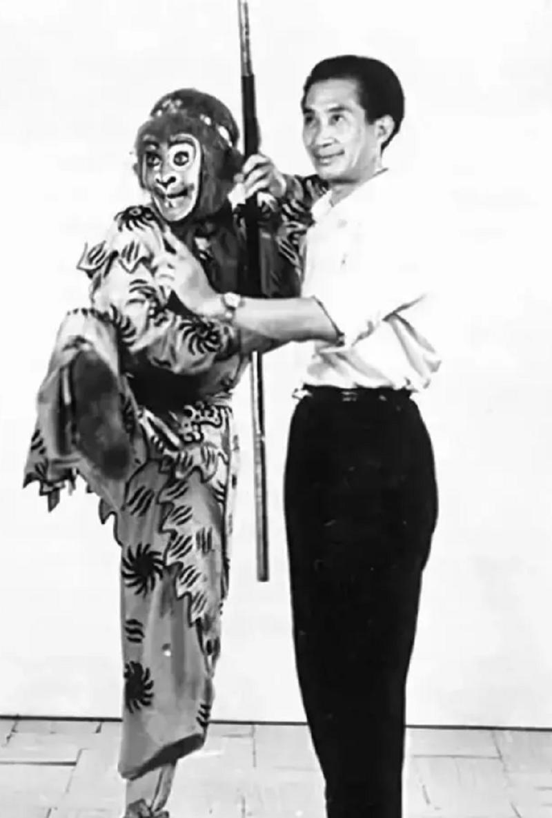 六小龄童抬棺,六小龄童去守墓了吗