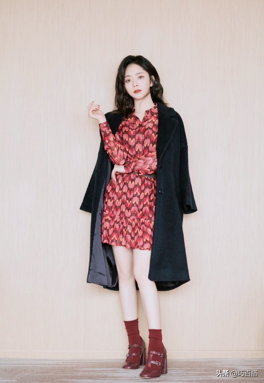 谭松韵印花衬衣搭波浪发摩登复古,谭松韵的衣服搭配春季