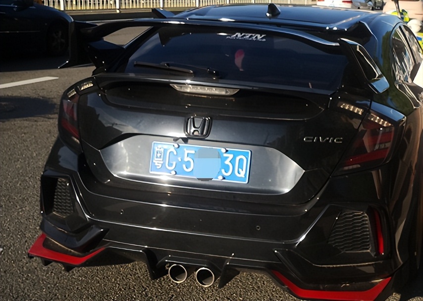 珠海交警追捕精神小伙飙车视频,珠海五辆摩托车被抓