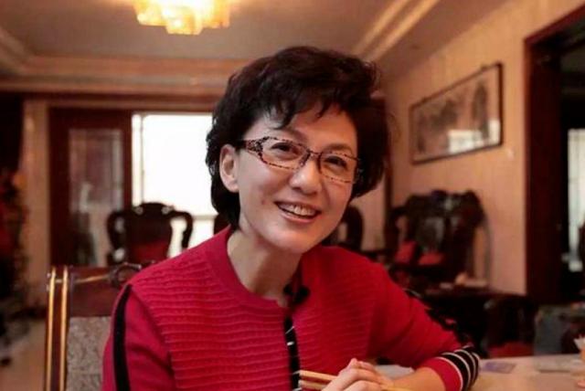央视女主持海霞嫁大11岁教授,央视女主持海霞现如今过得怎么样