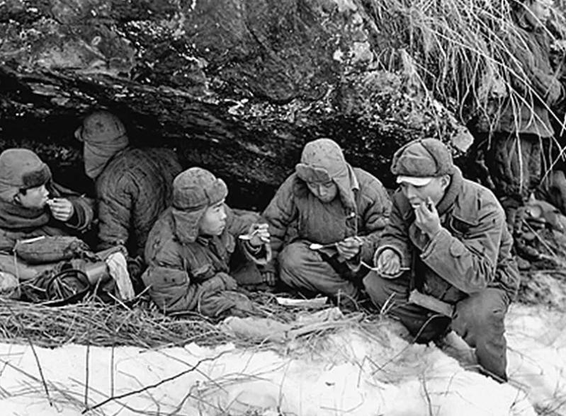 1950年，高岗到朝鲜看望彭德怀，问：毛岸英呢？他怎么不来看我？