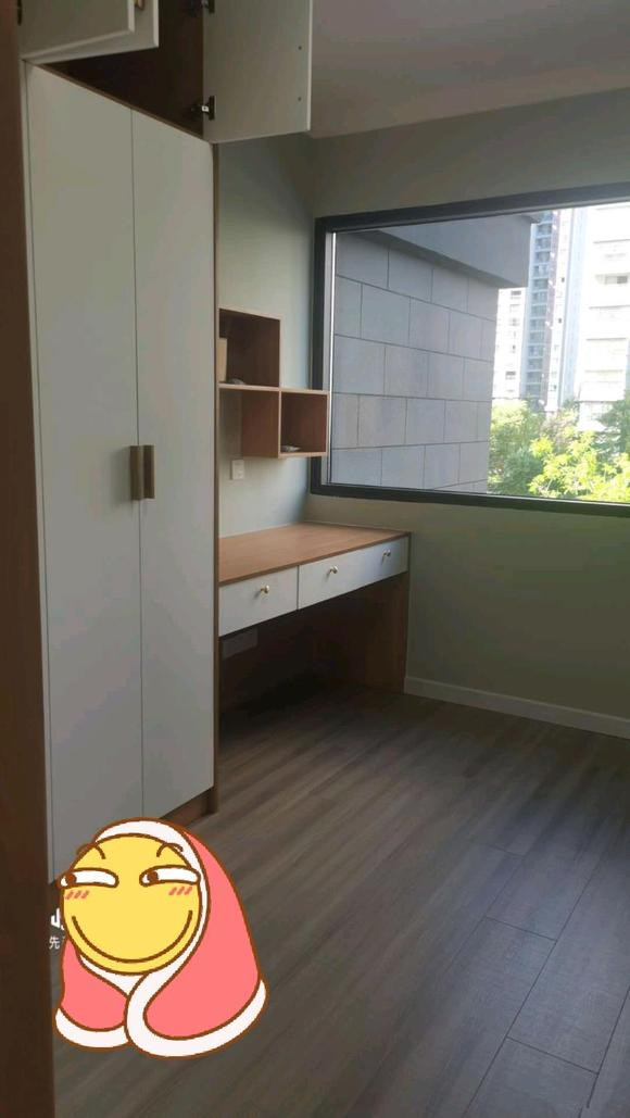 新房简单装修完工，客厅做双眼皮吊顶，电视墙材质是石膏线