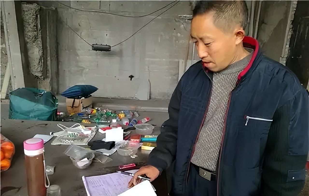 遂宁男子十年蜗居桥洞研究彩票,四川老汉研究彩票住桥洞