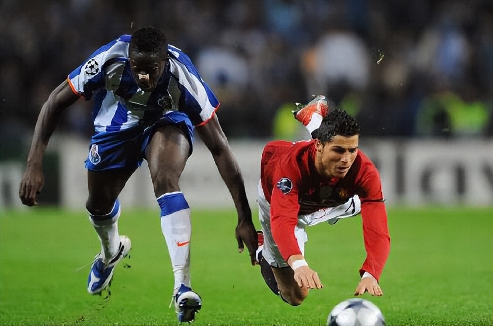 37岁的c罗禁区内晃倒对手,活久见点球踢11轮