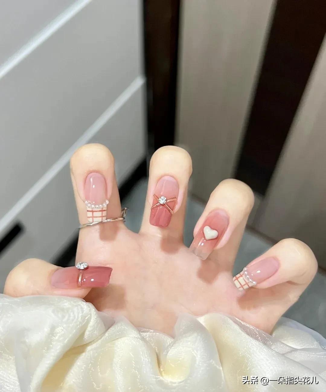 小清新美甲显白绿色,适合短甲小清新美甲