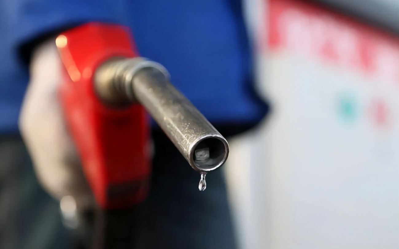 一桶原油提炼多少成品92号汽油,一吨原油能提炼多少柴油和汽油