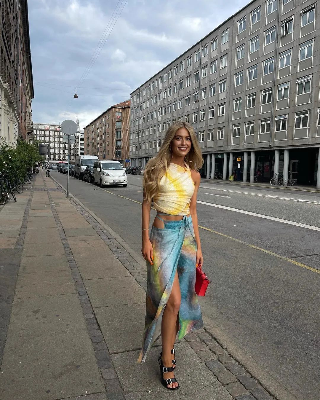 男t恤搭牛仔裤加皮带有哪些穿法,t恤配裤子的时髦穿法