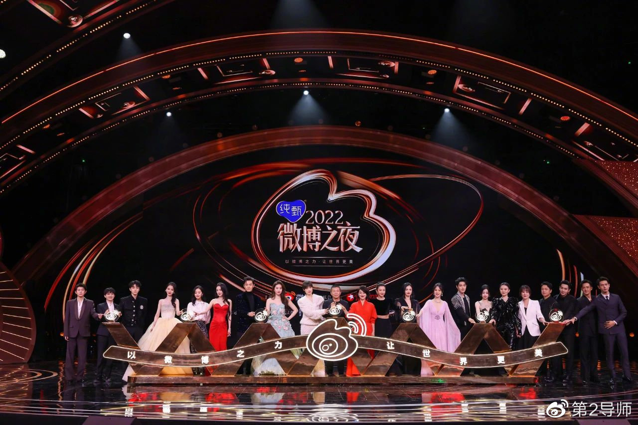 微博之夜红毯红色礼裙造型,微博之夜明星都有几套高定