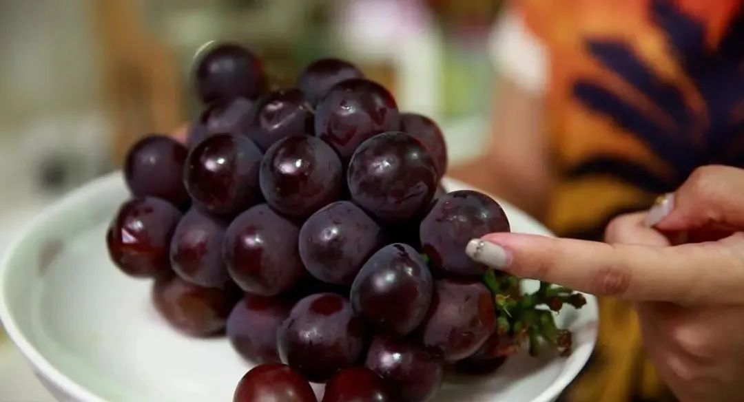 洗葡萄能不能用淀粉洗,洗葡萄时用盐水洗等于吃虫卵