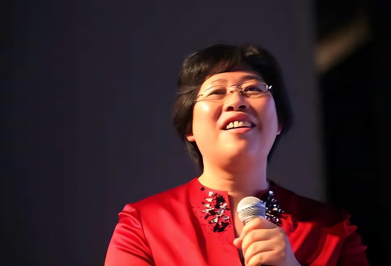 消失12年，如今满血归来！靠手机狂赚42亿的荣秀丽，这些年去哪了