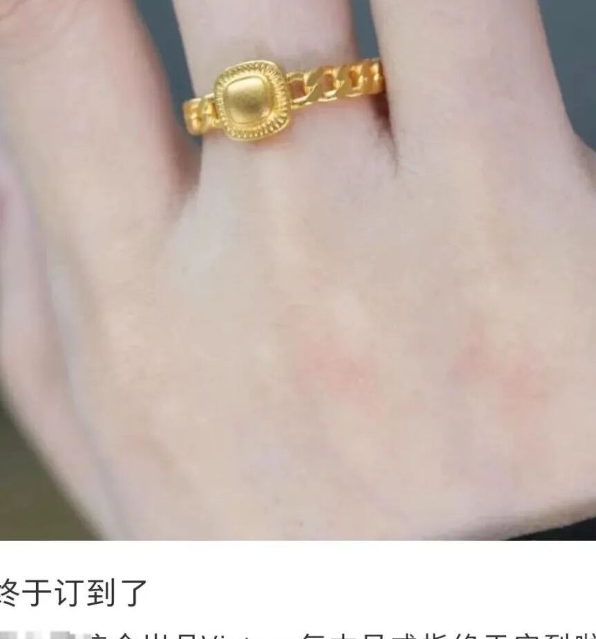 “随着黄金在年轻人中如此流行，现在金店的营业员比LV柜台的女孩