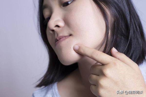 毛囊炎引起的痘痘一般长在哪里,毛囊炎红色的痘痘怎么消除