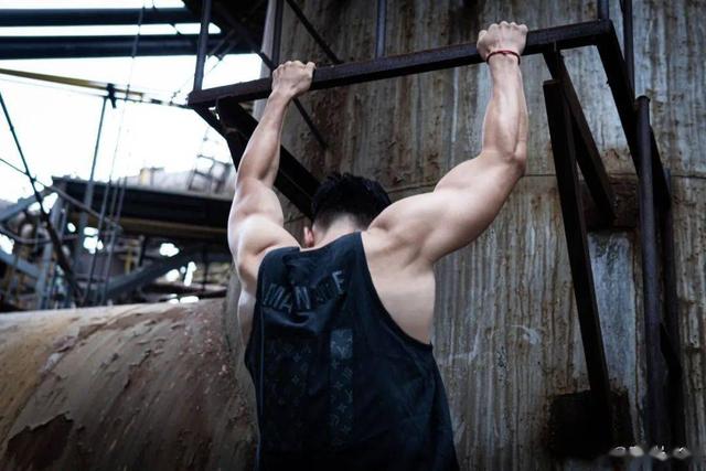 *拍偷**男被196cm肌肉男放倒制服，网友感叹：这体格一般人不敢惹