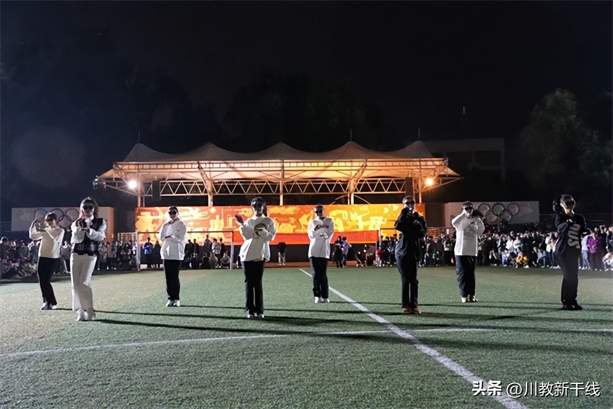 四川工商学院举行“祝福祖国”草坪歌舞秀