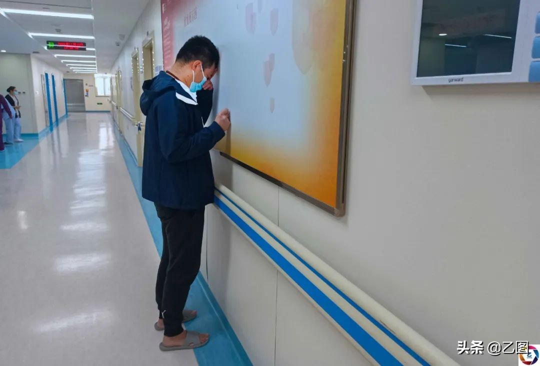 重病女儿迎来好转,却因没钱面临放弃,单亲爸爸急得扇自己耳光