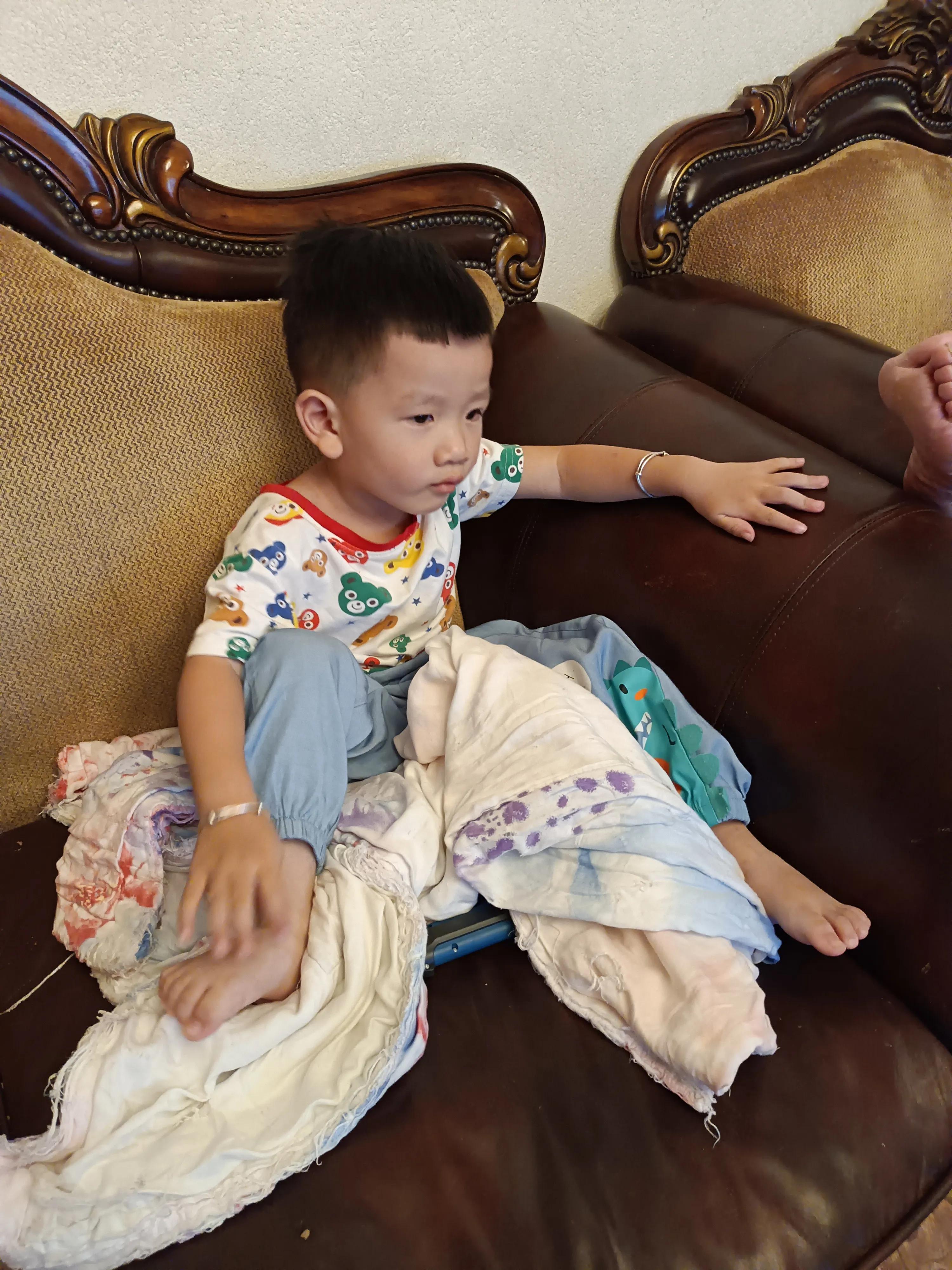 妈妈交代今天不能看电视，反复说了两遍，不能看电视