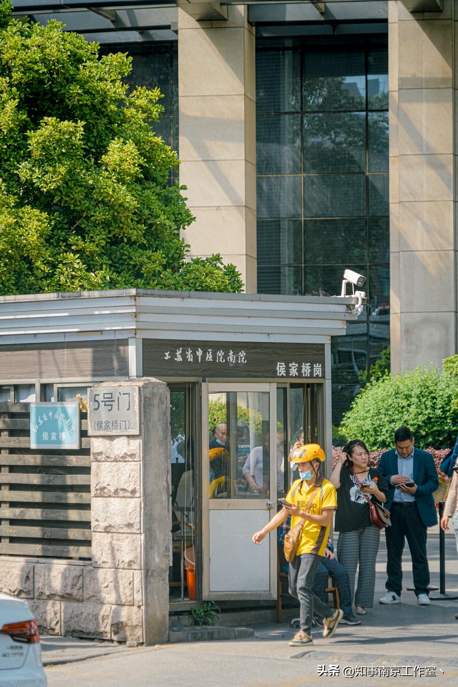 南京省中医门外，侯家桥道寻常